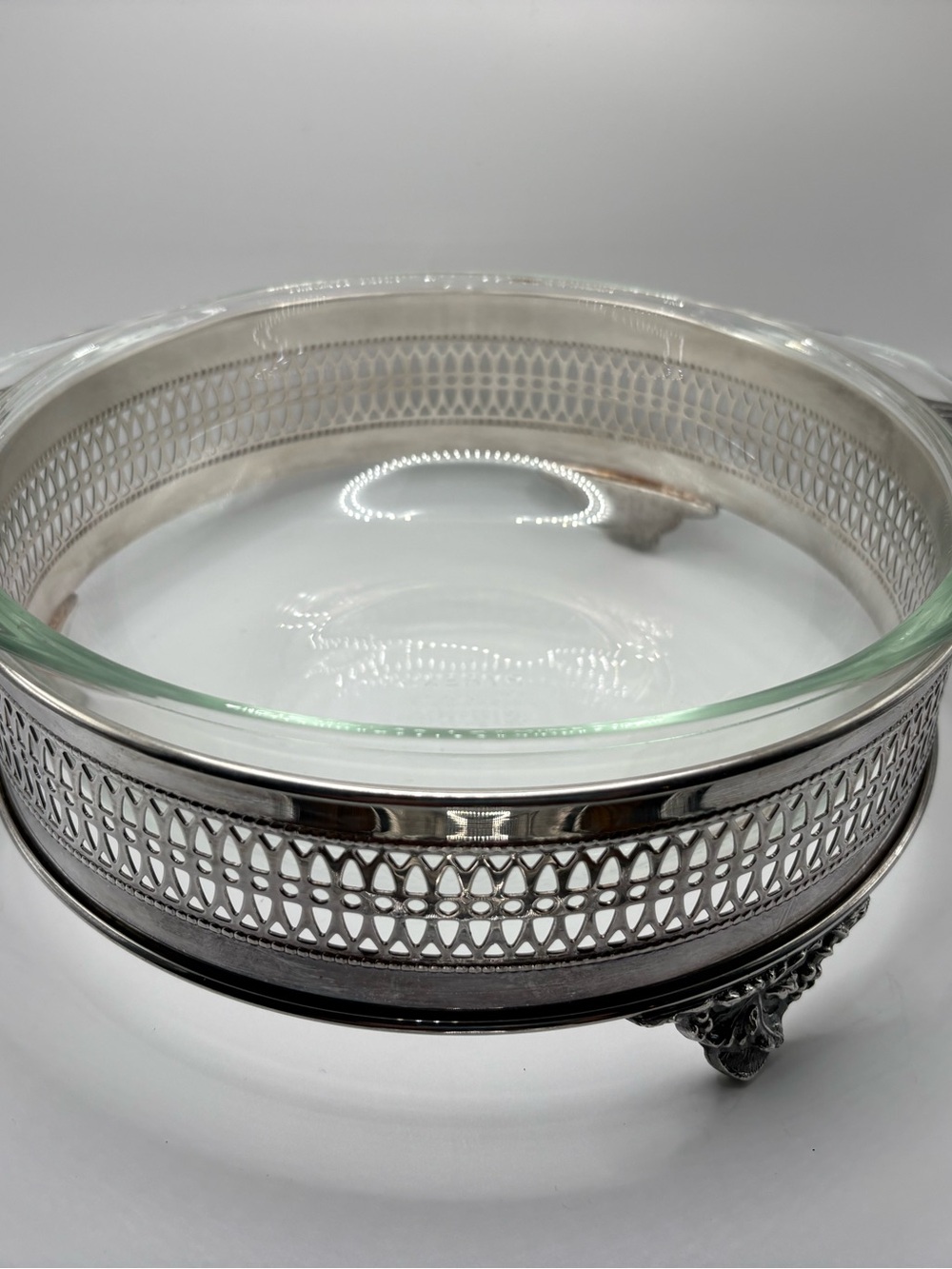 Vtg Pyrex 023 1 1/2 Qt Casserole Dish with Sheffield Silver Co Stand And Lid - Picture 8 of 16